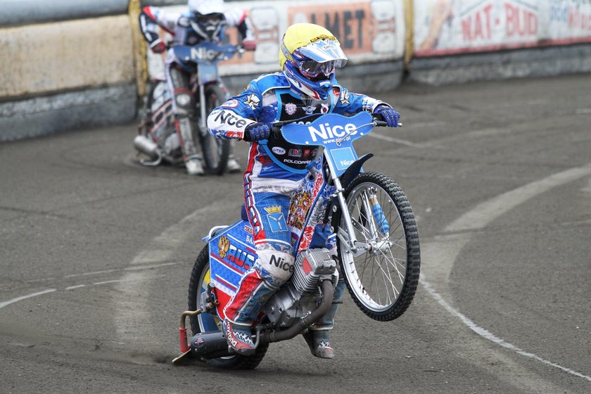 Kibice go uwielbiali, bo lubił dać show na torze, ale też dobrą zabawę poza nim.