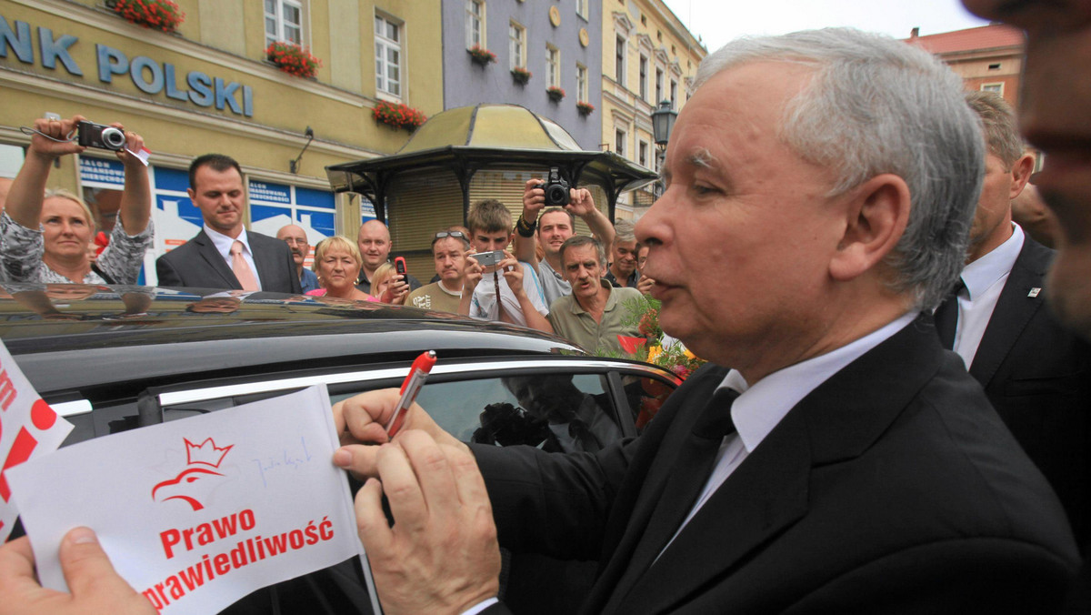 Prezes PiS Jarosław Kaczyński określił we wtorek jako "niepokojącą" i "uderzającą w prawa polskiego języka" zmienioną przez litewskie władze ustawę o oświacie. Kaczyński chce spotkania ekspertów PiS i PO w tej sprawie.