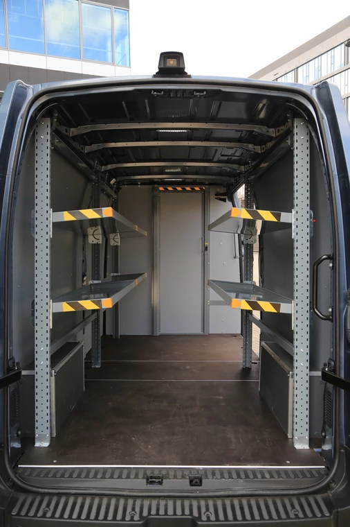 Renault Master L3H2 z zabudową kurierską