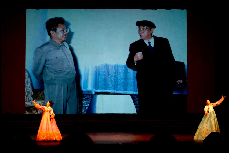 Przedstawienie w Pyongyang w rocznicę urodzin Kim Ir Sena