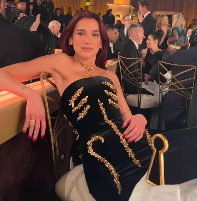 Dua Lipa je praktično sve vreme ležala jer nije mogla da sedi normalno u ovoj haljini
