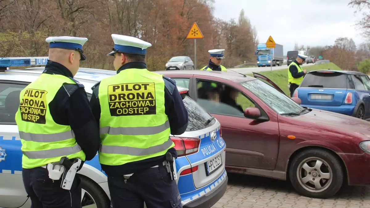 Dron KPP w Lipnie, policjanci i zatrzymani kierowcy