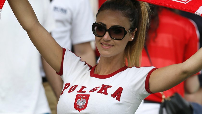 Piękne fanki na trybunach meczu Polska - Szwajcaria. GALERIA