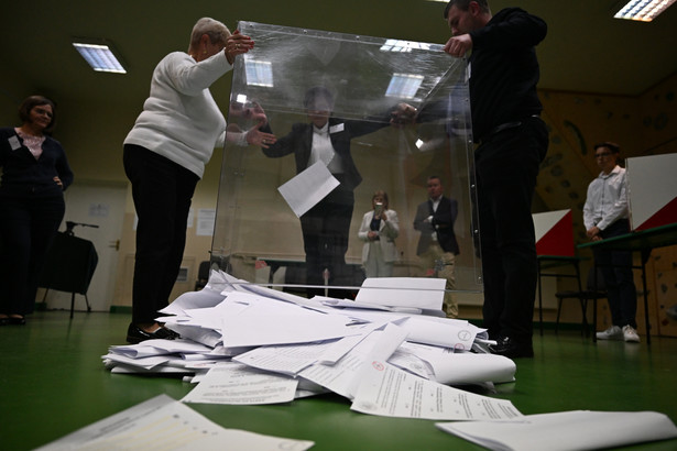 Otwarcie urny wyborczej w Obwodowej Komisji Wyborczej nr 7 w II Liceum Ogólnokształcące im. Kazimierza Morawskiego w Przemyślu