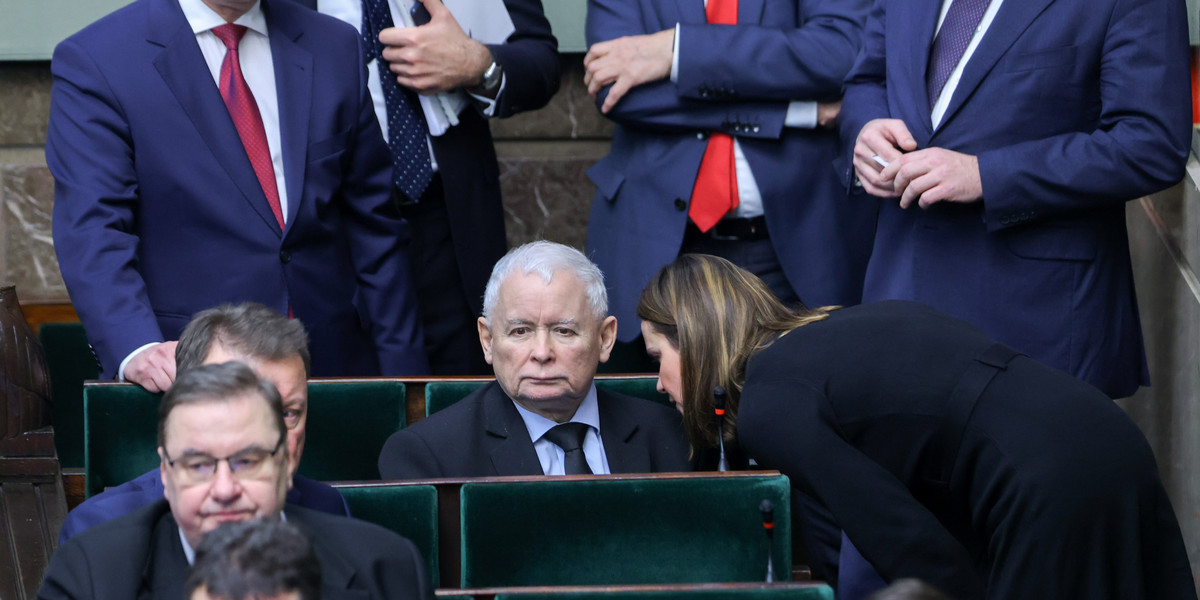 Jarosław Kaczyński musiał być zawiedziony porażką Zjednoczonej Prawicy.