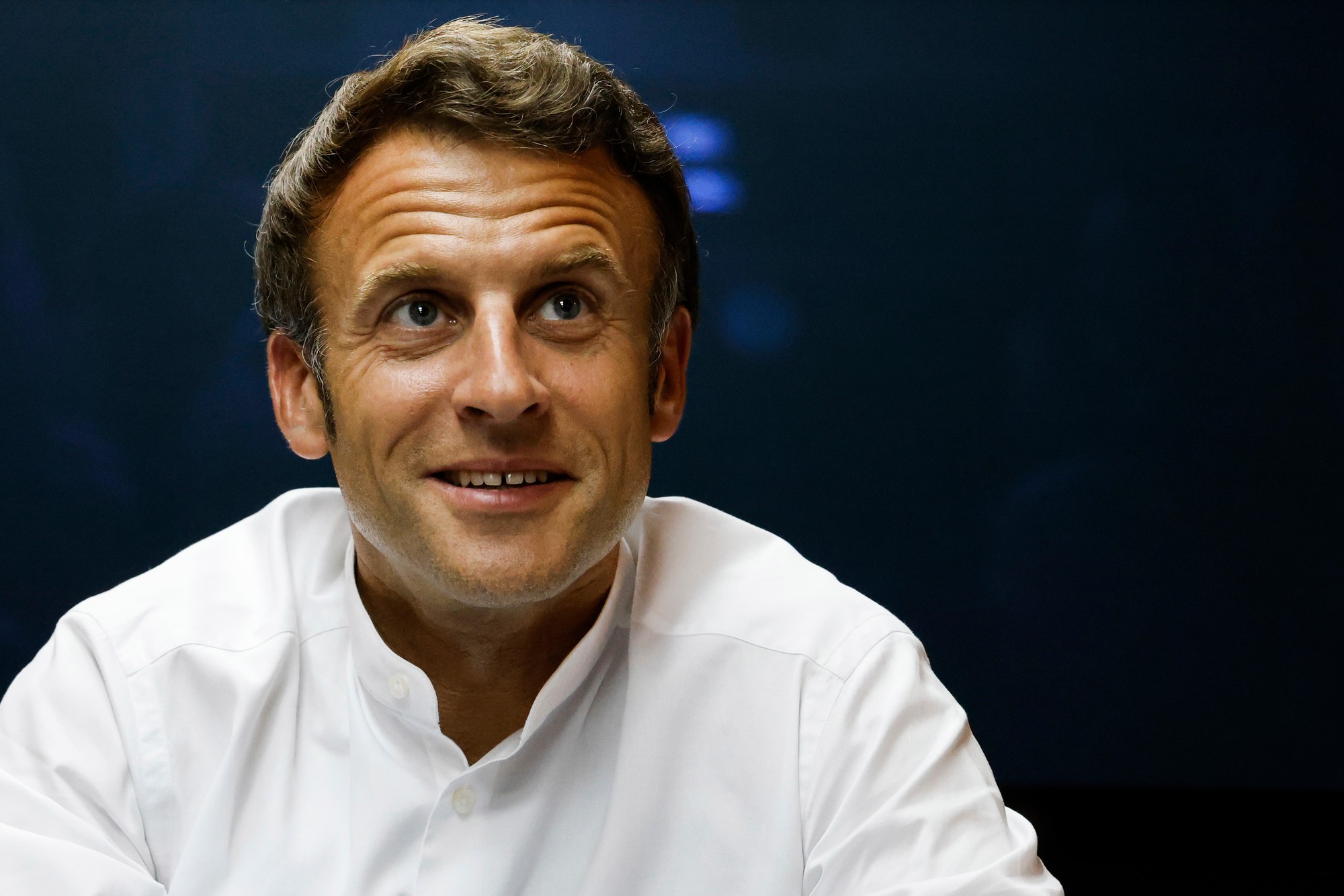 Francúzsky prezident Emmanuel Macron sa usmieva počas cesty vlakom do Kyjeva.