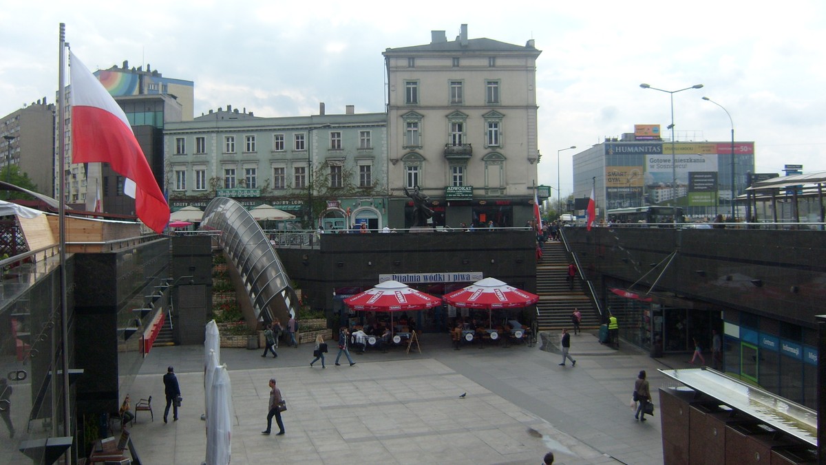 Wyniki konkursu na opracowanie koncepcji urbanistyczno-architektonicznej nowego zagospodarowania przestrzeni przed sosnowieckim dworcem kolejowym ogłoszono dziś w Sosnowcu. Zwycięska praca zakłada m.in. częściowe przykrycie tzw. Patelni.