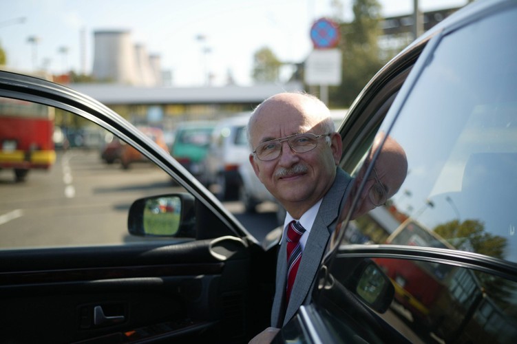 5. Emil Wąsacz, prezes Stalexportu Autostrady - 12 lat i 7,5 miesiąca. 68-letni obecnie Emil Wąsacz od jesieni 2000 roku szefuje Stalexportowi Autostrady. Do tej spółki trafił zaledwie kilka tygodni po tym, jak został odwołany z funkcji ministra skarbu państwa w rządzie Jerzego Buzka. Wąsacz znany jest głównie nie jako prezes firmy, która zajmuje się budową i eksploatacją autostrad, ale jako minister, który najpierw prywatyzował, a później został za to postawiony przed Trybunałem Stanu. Wbrew powszechnej opinii nie był jednak pierwszym szefem resortu skarbu, który trafił przed oblicze TS. W 1929 roku Trybunał zajmowali się bowiem sprawą ówczesnego ministra Gabriela Czechowicza.