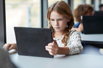 “Digitális híd” épül a gyermekotthonok lakóinak