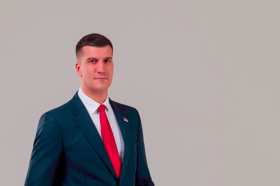 "STUDENTI MISLE DA JE DRŽAVA IGRAČKA, NEMAJU POJMA ŠTA RADE" Kešelj za "Blic": "Ili želite jaku i stabilnu Srbiju ili glasate za one koji su pokušali da je unište"