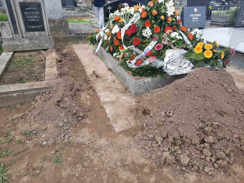 Skandalozan komentar pogrebnog radnika: „E, sada je pala na dedu!“ 