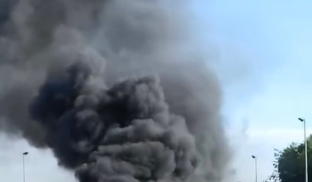 Gori auto kod naplatne rampe