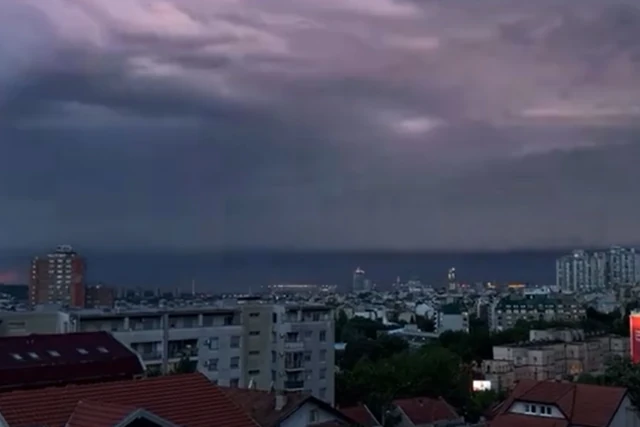 NEVREME PARALISALO BEOGRAD: Influenseri i Gastoz u PANICI, glumica snima sa krova, automobili "plivaju" u vodi - Pogledajte šokantne snimke! (VIDEO)