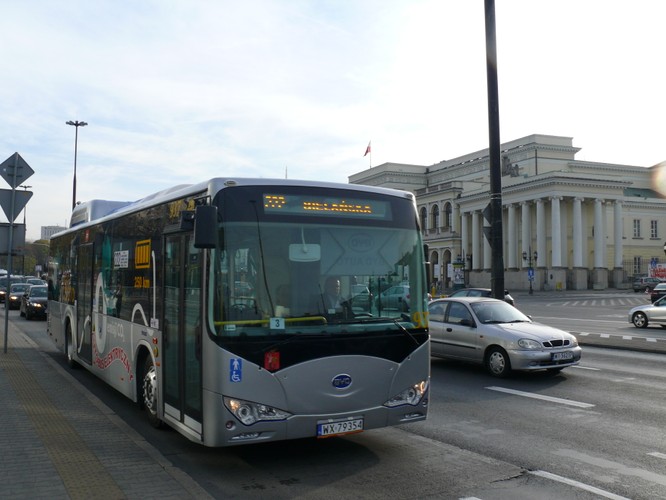 W ubiegłym roku MZA wskazały BYD jako dostawcę 10 takich pojazdów. Wprzetargu Chińczycy pokonali konkurentów najniższą ceną. Ale ostatecznie do podpisania kontraktu nie doszło. Chińskiego producenta wyrugował z rynku wiodący polski producent Solaris. Stało się to długiej prawnej batalii przed Krajową Izbą Odwoławczą i przed sądem.