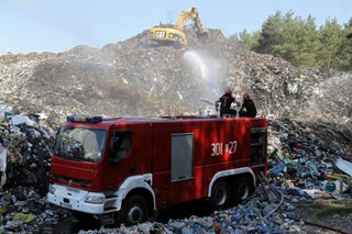 Płonie coraz mniej wysypisk, ale te dzikie wciąż mają się dobrze