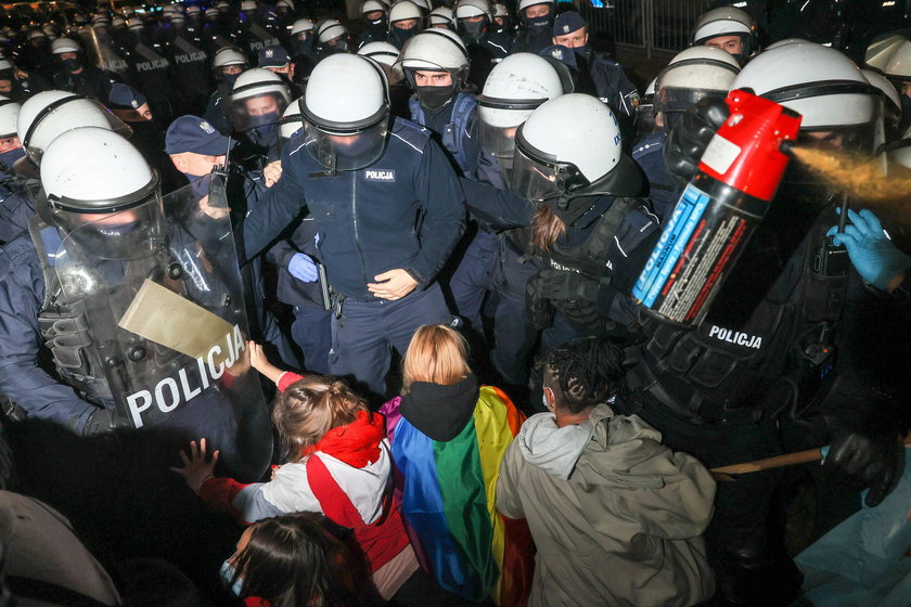 Trybunał Konstytucyjny zaostrzył prawo aborcyjne. Protesty pod siedzibą PiS