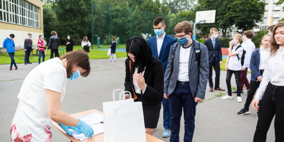 Jak powiedział Wittkowicz w rozmowie z Portalem Samorządowym, w projektowanych rozporządzeniach Ministerstwa Edukacji Narodowej dot. elastycznych form edukacji, które mają obowiązywać od 1 września (we wtorek trafiły do konsultacji), nie uregulowano pensji pedagogów.