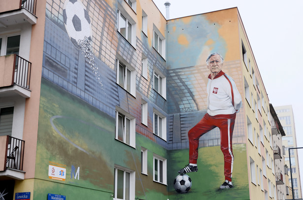 Mural upamiętniający najwybitniejszego polskiego trenera piłkarskiego Kazimierza Górskiego