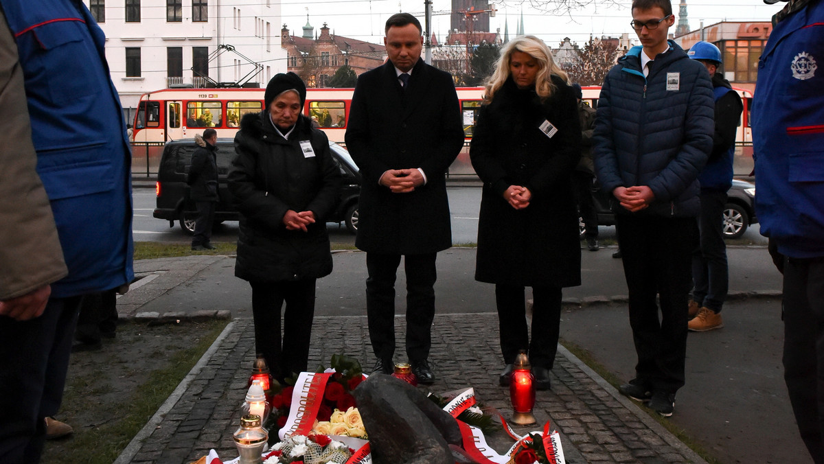 Prezydent Andrzej Duda złożył dziś w Gdańsku kwiaty pod pomnikiem Antoniego Browarczyka, 20-latka, który był pierwszą w mieście ofiarą śmiertelną stanu wojennego. Razem z prezydentem kwiaty złożyła też najbliższa rodzina Browarczyka. Antoni Browarczyk został śmiertelnie postrzelony 17 grudnia 1981 r. podczas manifestacji ulicznej.