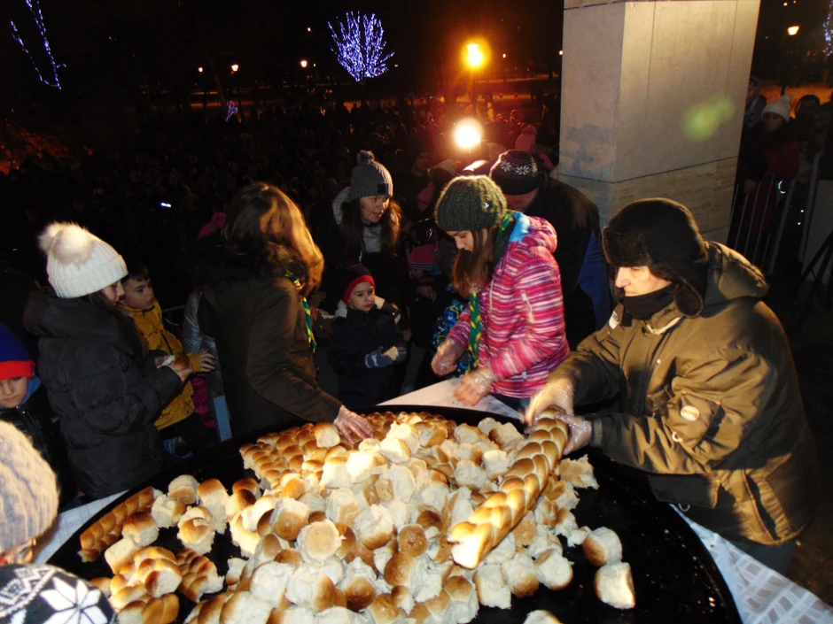 Deca prva u redu za komad česnice 