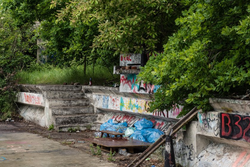 Basen przy stadionie popada w ruinę