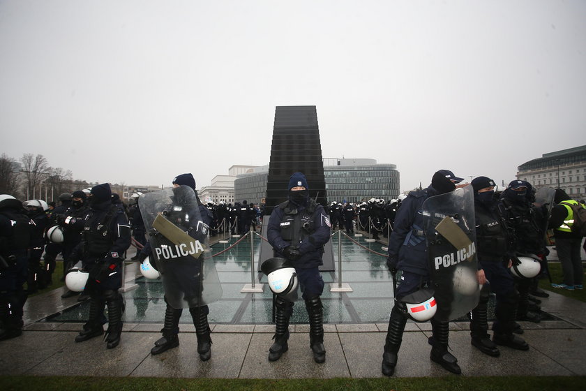 Strajk kobiet w Warszawie. Tłum funkcjonariuszy ochraniał pomnik na Placu Piłsudskiego