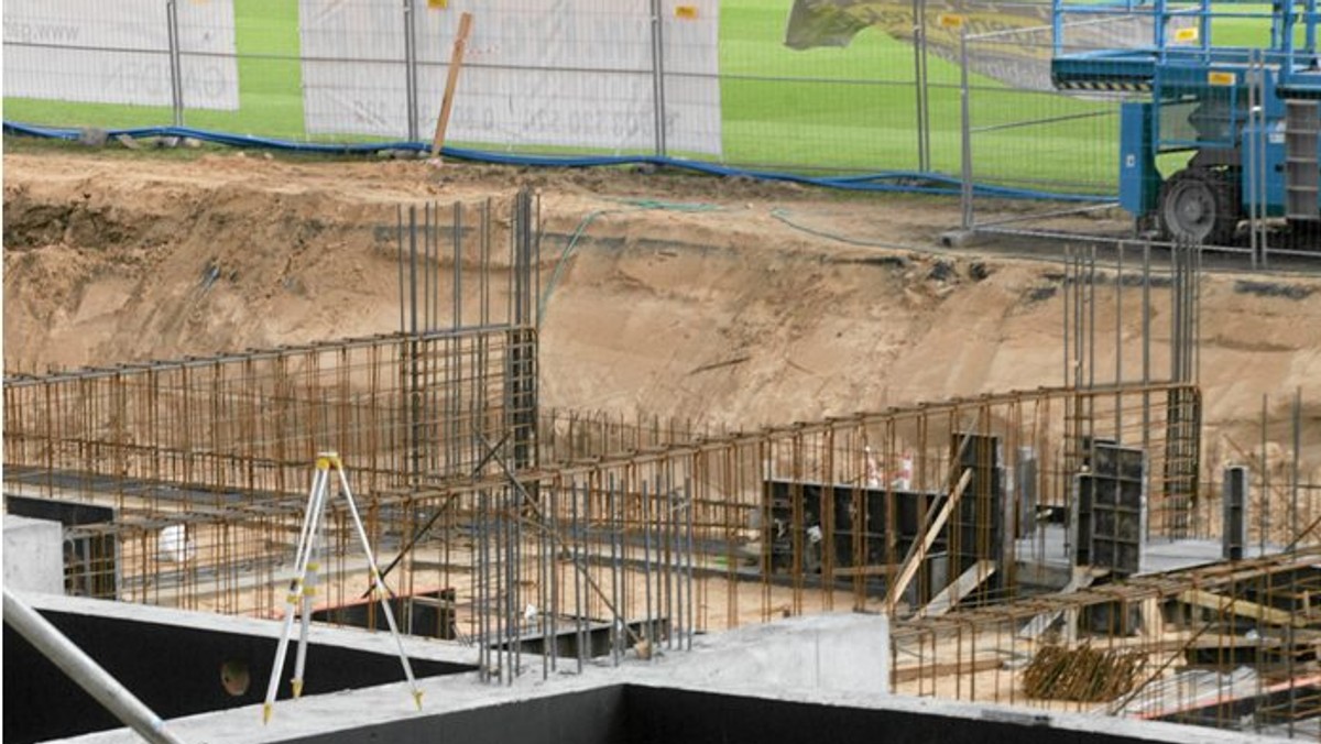 Od 2-3 miesięcy nawet do pół roku później oddany będzie do użytku stadion miejski w Białymstoku - oceniają władze miejskie. Według założeń, obiekt miał być gotowy w połowie 2012 roku i miał kosztować ponad 168 mln zł.