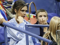 Majstruje, czy nie? Twarz 43-letniej Victorii Beckham z bliska bez grubej warstwy makijażu. FOTO