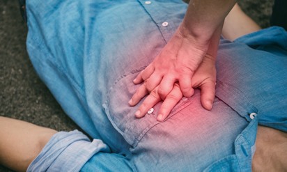 Rosszul lett a lépcsőházban, a szomszédjai élesztették újra a férfit