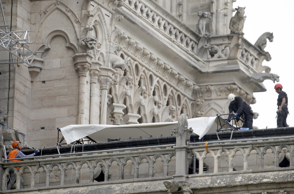 Trwają prace zabezpieczające wnętrze katedry Notre Dame