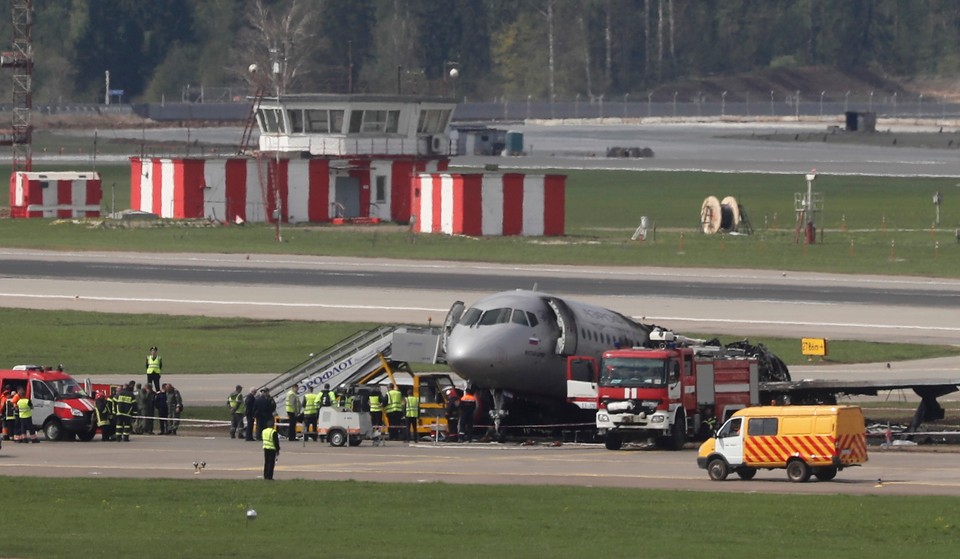 Wrak samolotu Suchoj Superjet 100 na płycie lotniska Szermetiewo