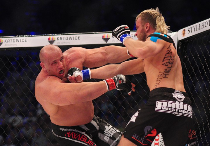 Żenujący 'popis' striptizera i 'Koksa'. Ganiali się po ringu