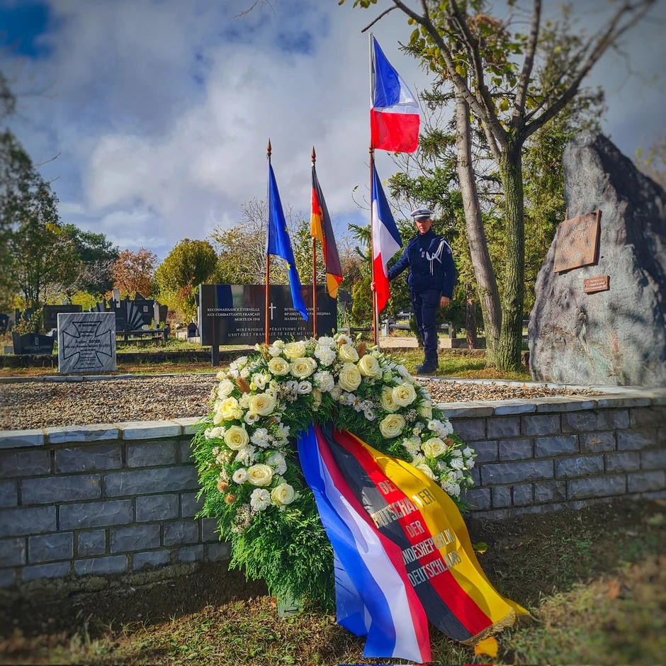 Francuska i nemačka ambasada pokušale su da opravdaju pomeranje spomen ploče u Prištini