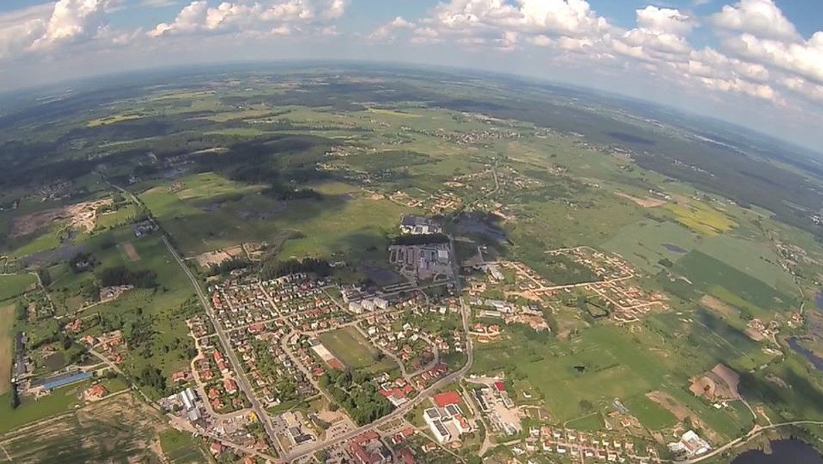 Rośnie liczba obywateli gminy Dywity. To efekt napływu osób z innych miast. Jak się okazuje, nie tylko z okolicznych, szukających ciszy i spokoju w spokojnej miejscowości, ale i z odległych zakątków kraju. W całym regionie widoczna jest tendencja przenoszenia się na tereny wiejskie.