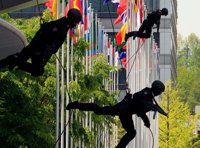 Południowokoreańscy policjanci przygotowują się do szczytu G20 w Seulu.
