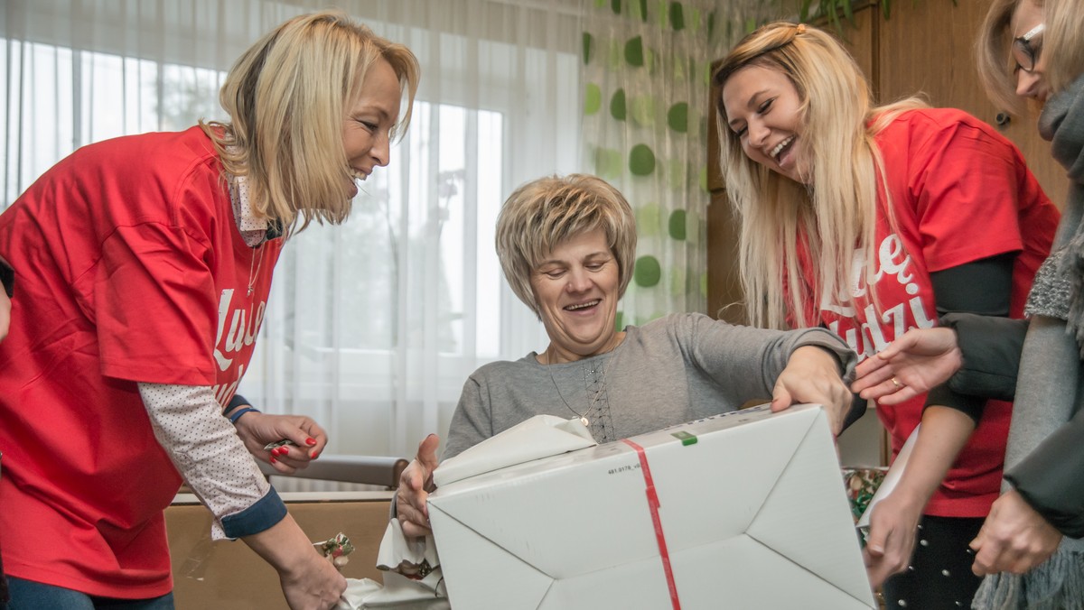 Dzieci noszą ją na rękach, w domu ma zielono, ale ona i tak marzy tylko o tym, by się z niego wydostać. Sama. Tak jak sama wychowała dwóch dorosłych już dzisiaj synów. Mąż zostawił ją po tym, jak osiem lat temu w wypadku straciła władzę w nogach i sparaliżowana od pasa w dół trafiła na wózek. Nie chciał żyć z niepełnosprawną. – Pani Maju, jesteśmy zaszczyceni, że mogliśmy pani pomóc – usłyszała w grudniu od wolontariuszy Szlachetnej Paczki.