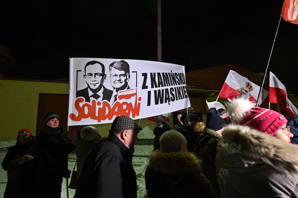 Manifestacja przed aresztem śledczym w Radomiu, gdzie przebywa Mariusz Kamiński