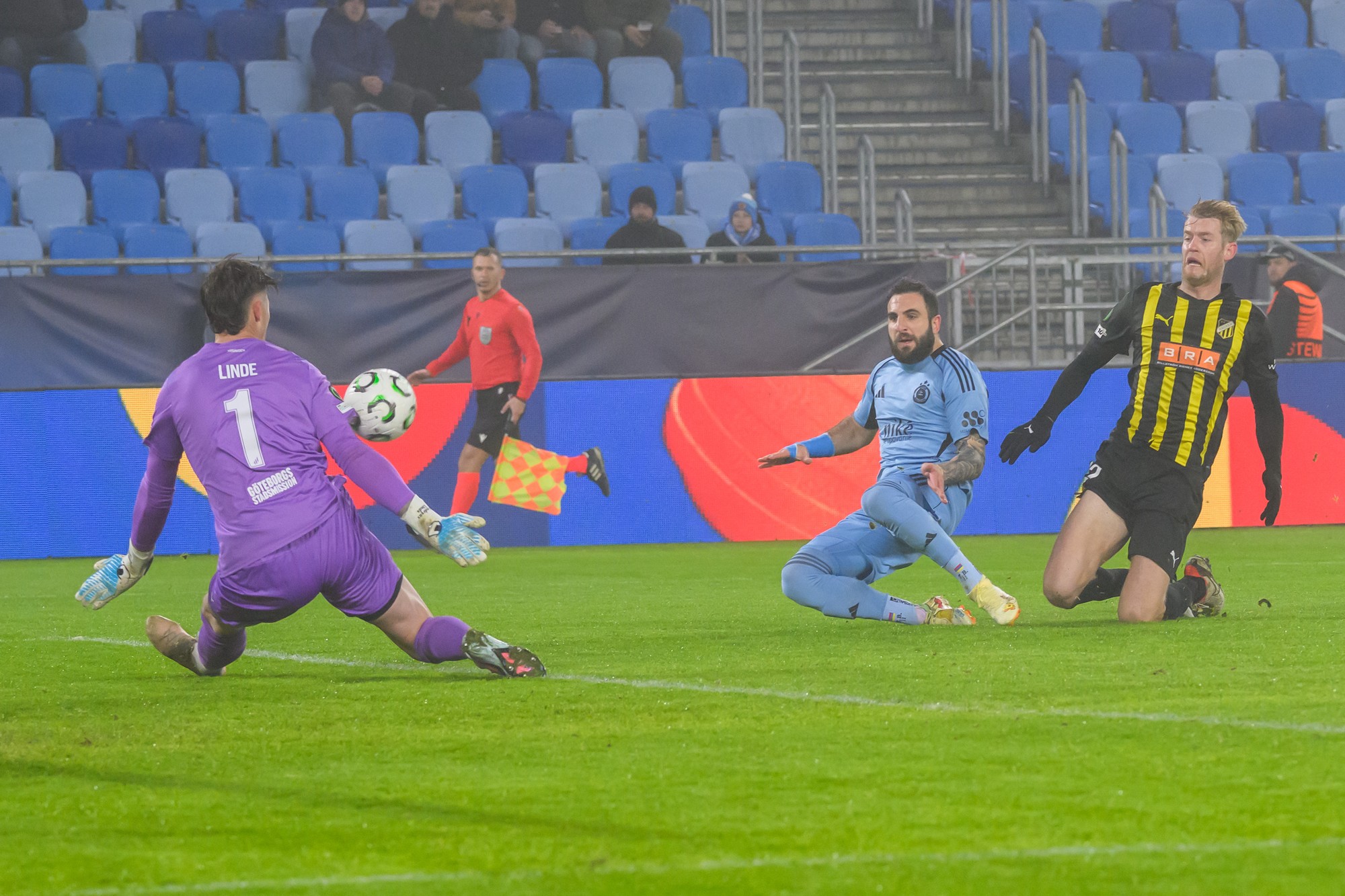 Zľava brankár Andreas Linde (Häcken), Tigran Barseghjan (Slovan) a Filip Helander (Häcken). 