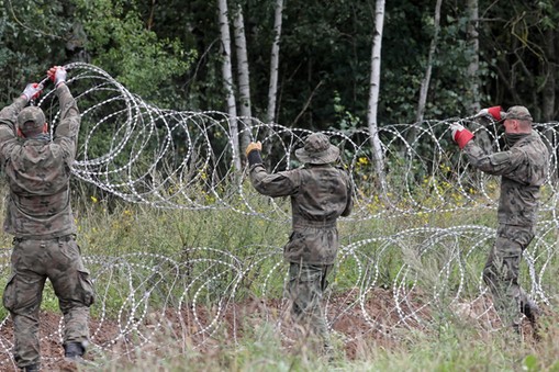 Granica polsko-białoruska. Żołnierze rozkładają drut kolczasty, by powstrzymać napływ migrantów