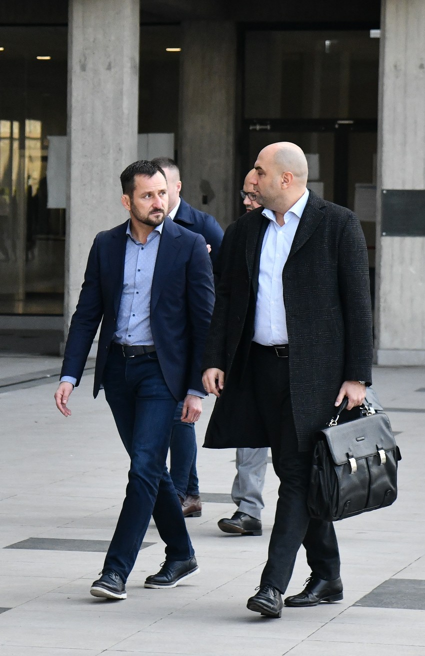 Mihailo na suđenju (levo)