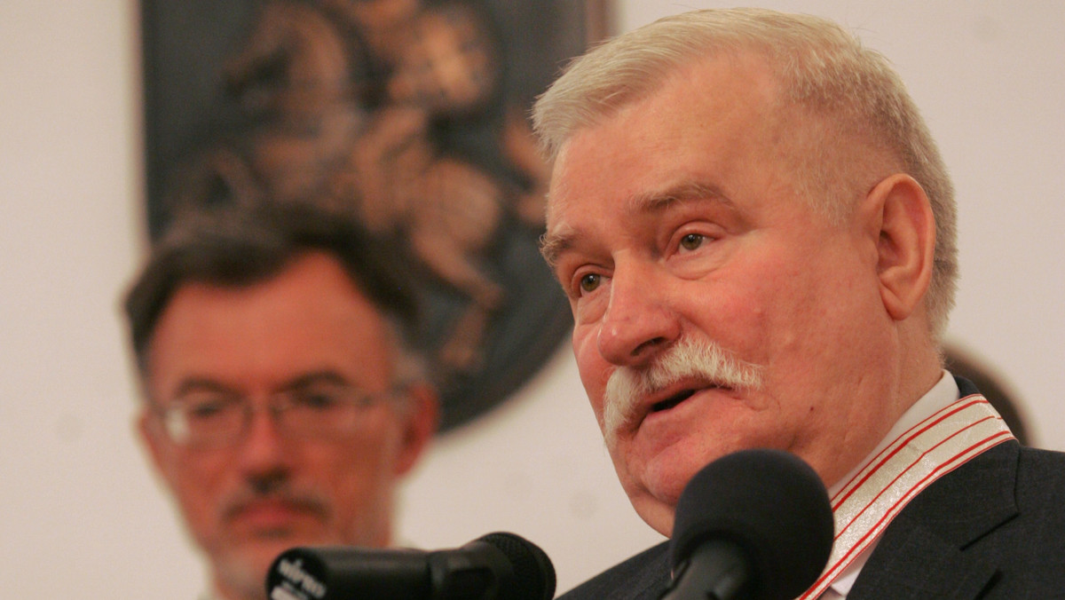 - Czasami mam kaca moralnego - ocenił Lech Wałęsa w TVN24 swoją postawę wobec władzy komunistycznej. Jak dodał były prezydent, mówił on jedno, a robił drugie, co jest "niewychowawcze".