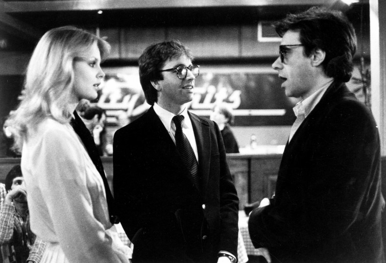 Dorothy Stratten, John Ritter i Peter Bogdanovich na planie filmu "Śmiechu warte"