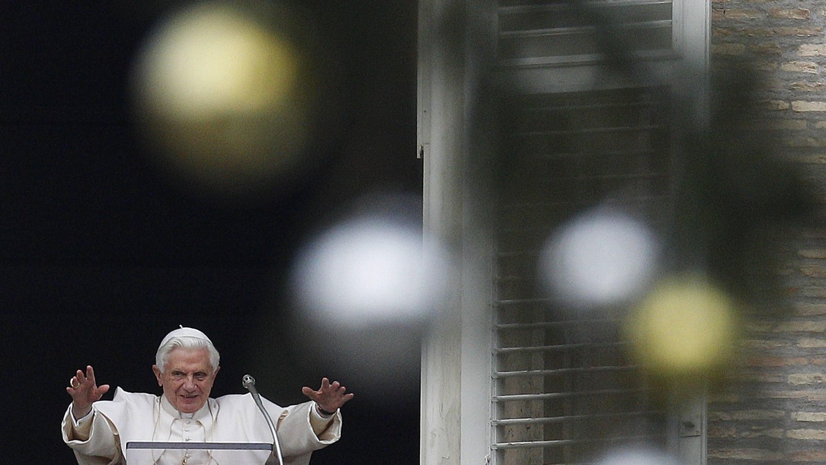 Bóg zawsze wywiązuje się ze swych obietnic, ale często zaskakuje ludzi sposobem, w jaki to się dokonuje - powiedział Benedykt XVI w specjalnym, świątecznym przesłaniu dla BBC.