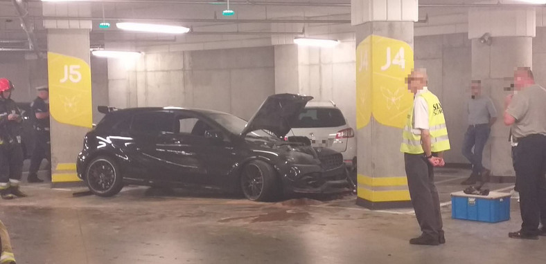 Rozbity Mercedes na parkingu podziemnym