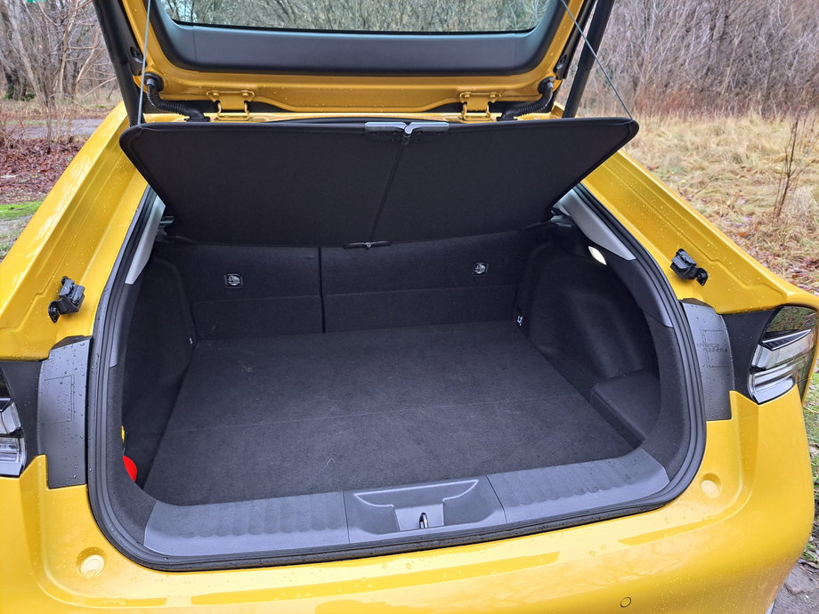 Toyota Prius ma niewielki, około 400-litrowy bagażnik. Na długie podróże z rodziną to może się okazać zbyt mała pojemność.
