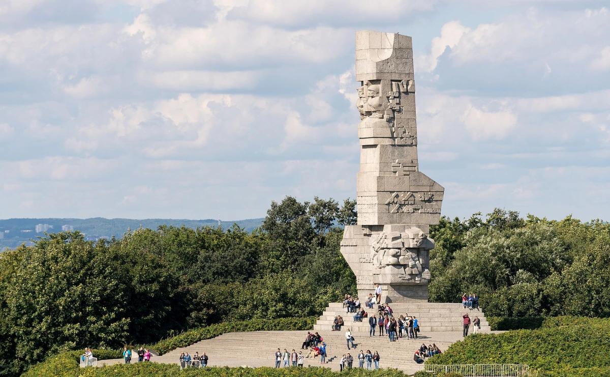 Zerwano i spalono flagi na Westerplatte. Muzeum złożyło zawiadomienie