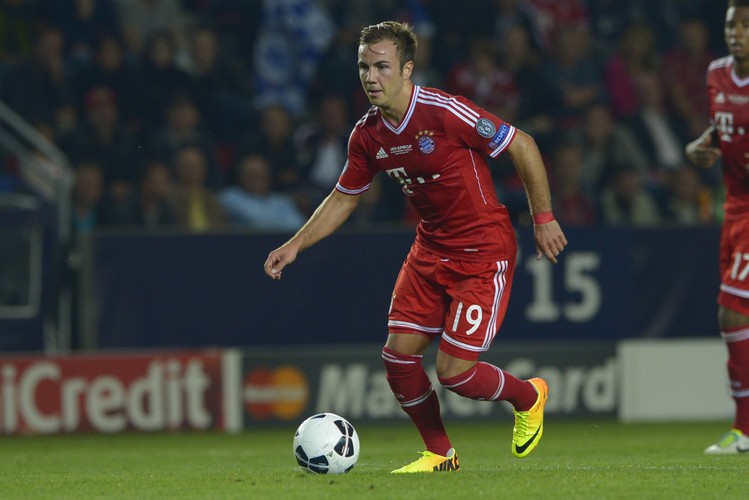 <b>Mario Gotze</b>
<br>
<br><b>Napastnik</b>
<br><b>37 000 000 euro<b/>
<br><b>Borussia Dortmund (Niemcy) -> Bayern Monachium (Niemcy)</b>