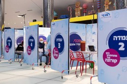 Izrael rozważa "model szwedzki". Chodzi o uzyskanie odporności zbiorowej