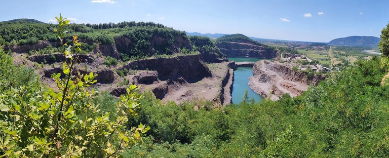 Widok na kamieniołom w Korołowie w Ukrainie.