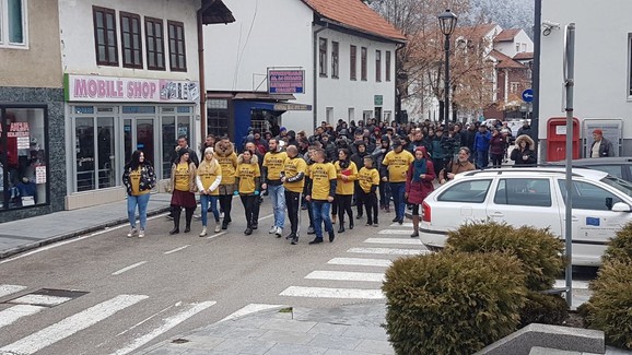 Emire, izdrži: Preko hiljadu Prijepoljaca pružilo podršku Hamziću i protestvovalo protiv nasilja